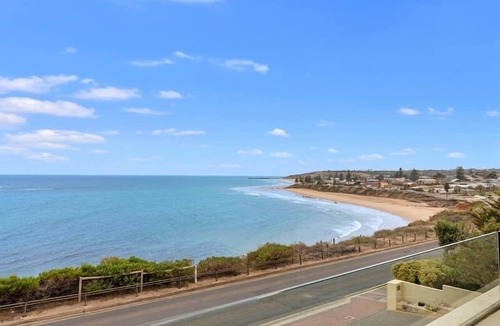 Christie Downs House | Beach&Winery retreat w/Lux King, 2 queen beds, 5bedroom 2bath, sleeps12, Neflix