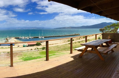 Alonnah House | Beachcomber- Bruny Island Beachfront Water Front Views