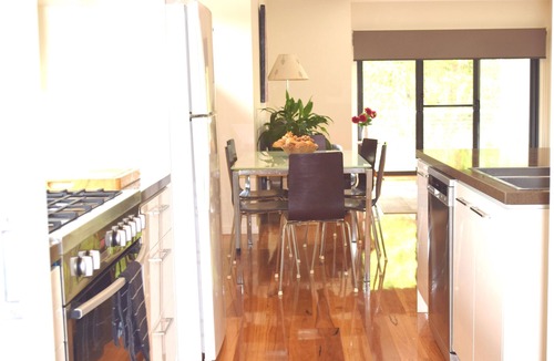 Frankston House | Beaches, Restaurants, Wineries, Shops and many Tourist attractions close by.