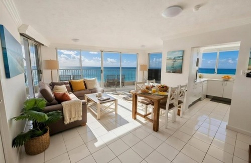 Main Beach Apartment | Beachfront 2BR Stunning Views Balcony Heated Pool