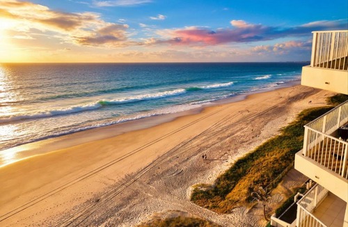 Main Beach Apartment | Beachfront 2BR Stunning Views Balcony Heated Pool