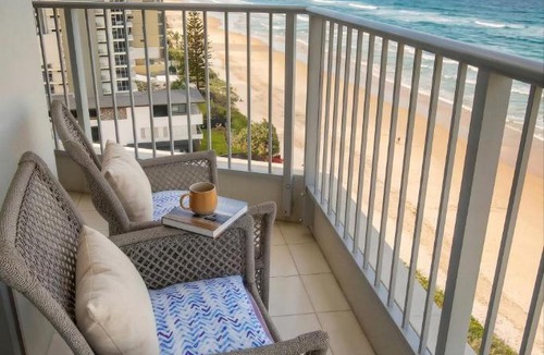 Main Beach Apartment | Beachfront 2BR Stunning Views Balcony Heated Pool