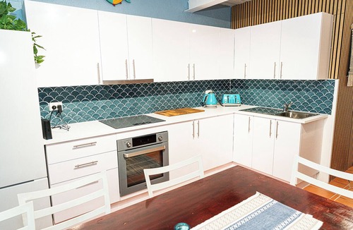 Quinns Rocks Apartment | Beachfront apartment with pool, 4 minutes walk to Indian Ocean. Sleeps 6