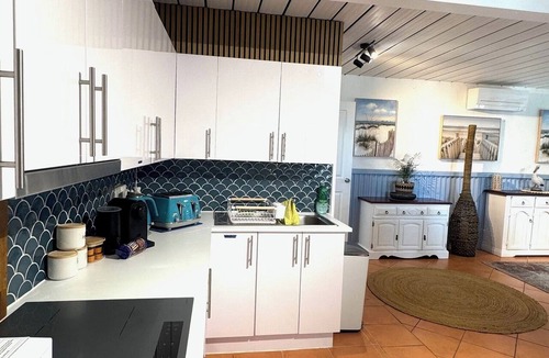 Quinns Rocks Apartment | Beachfront apartment with pool, 4 minutes walk to Indian Ocean. Sleeps 6