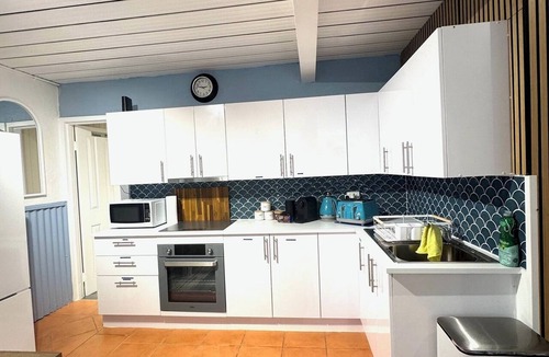 Quinns Rocks Apartment | Beachfront apartment with pool, 4 minutes walk to Indian Ocean. Sleeps 6