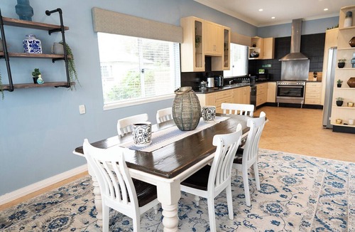 Quinns Rocks Apartment | Beachfront apartment with pool & ocean views, 4 mins walk to Beach. Sleeps 7