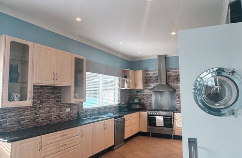 Quinns Rocks Apartment | Beachfront apartment with pool & ocean views, 4 mins walk to Beach. Sleeps 7