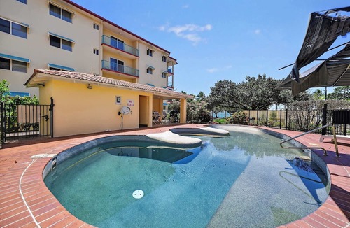 North Ward Apartment | Beachfront Apartment in Townsville 1BR on The Strand with Pool and Parking