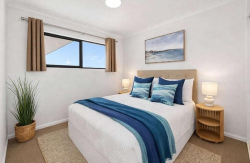 North Ward Apartment | Beachfront Apartment in Townsville 1BR on The Strand with Pool & Parking