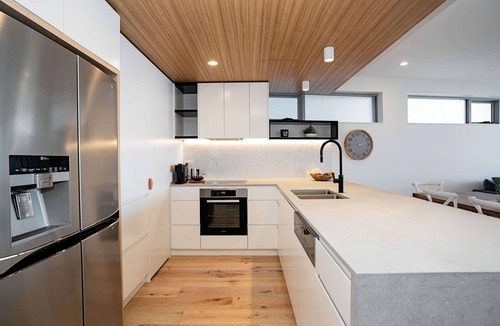 Alexandra Headland Apartment | Beachfront Escape at Beach Life with Ocean Views