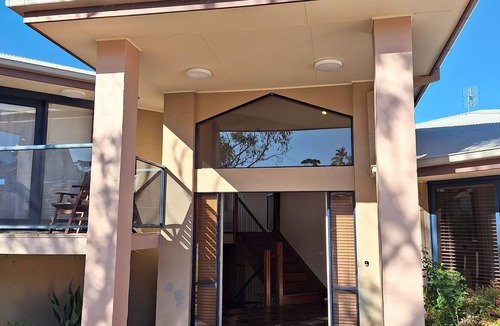 Tura Beach House | Beachfront Beauty