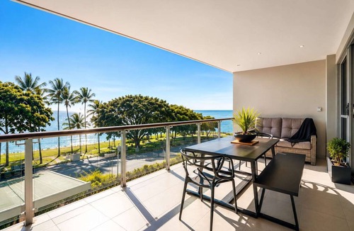 North Ward Apartment | Beachfront Bliss on The Strand 3BR Pool and Parking
