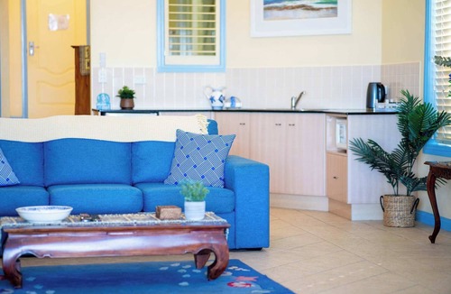 Blue Bay Apartment | Beachfront Blue Bay | Ocean Views & Spa Bath