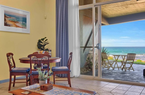 Blue Bay Apartment | Beachfront Blue Bay | Ocean Views & Spa Bath