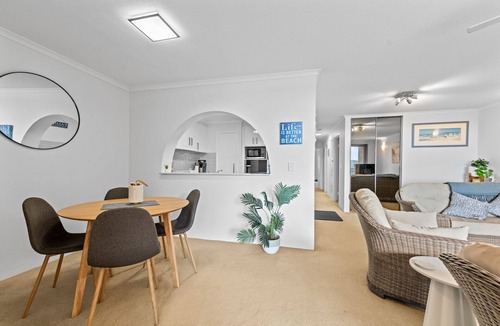Tugun Apartment | Beachfront Coastal 2BR Retreat w/Balcon