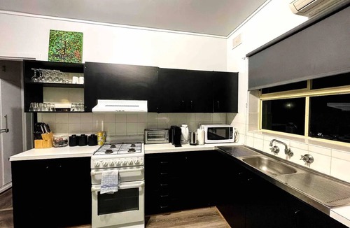Glenelg North Apartment | Beachfront Escape No 5: Your Perfect Spot for Fun, Sun, and Sea Right on the Waterfront – Pets Welcome!