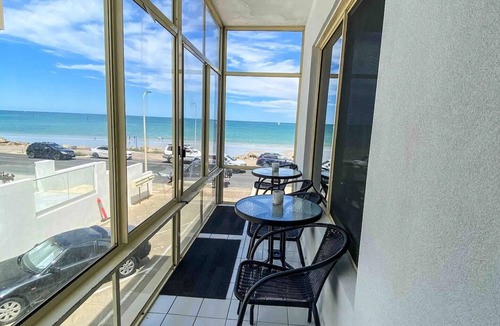 Glenelg North Apartment | Beachfront Escape No 5: Your Perfect Spot for Fun, Sun, and Sea Right on the Waterfront – Pets Welcome!