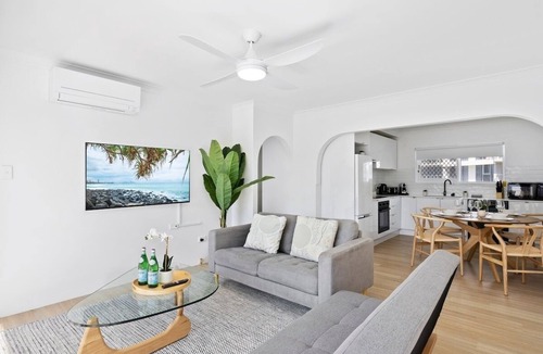 Broadbeach Apartment | Beachfront Escape Broadbeach - 2BD, Pool, Sleeps 7