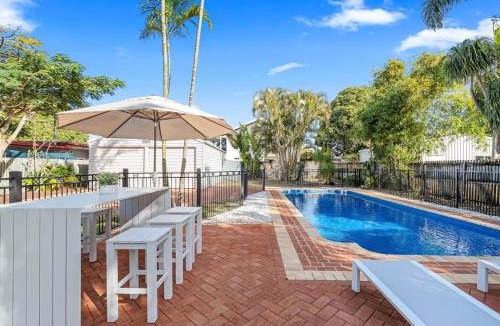 Urangan House | Beachfront Family Splash House - Sleeps 16