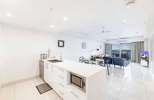 Darwin City Centre Condo | Beachfront Haven: Sea View ~ Pool ~ Outdoor Dining