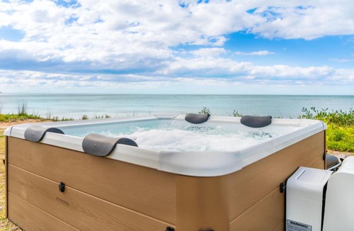 Collaroy Beach House | Beachfront Oasis - 4 bed family house with Spa