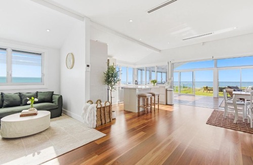 Collaroy Beach House | Beachfront Oasis - 4 bed family house with Spa