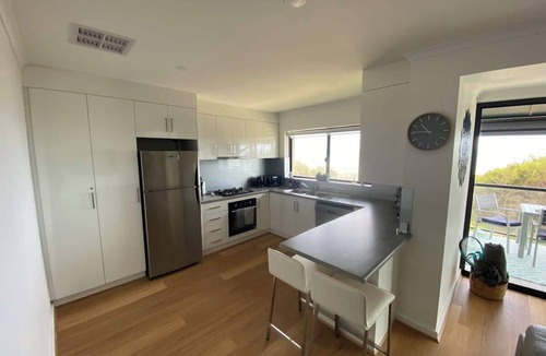Semaphore Park Apartment | Beachfront ocean-view apartment with balcony