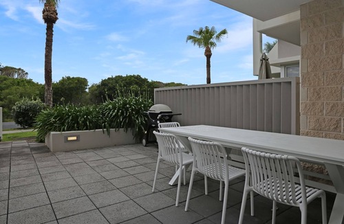 Hawks Nest Apartment | Beachfront on Bennetts | Beaches Apartment 4