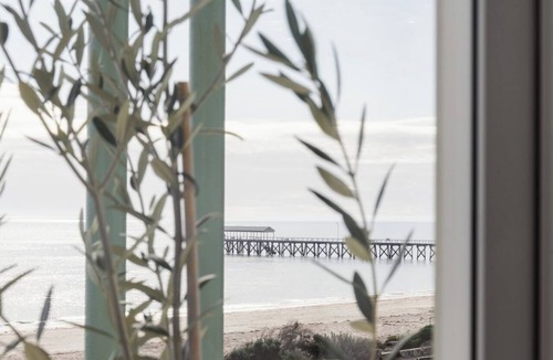 Henley Beach House | Beachfront, Pool, Games Room, Sleeps 12