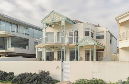 Henley Beach House | Beachfront, Pool, Games Room, Sleeps 12