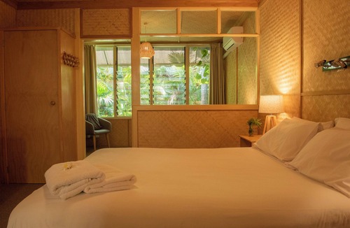 Suffolk Park Hotel | Beachfront Queen Motel Apartment With Pool