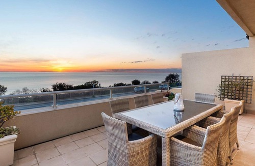 Mornington House | Beachfront Retreat with Ocean Views, Pool & Spa