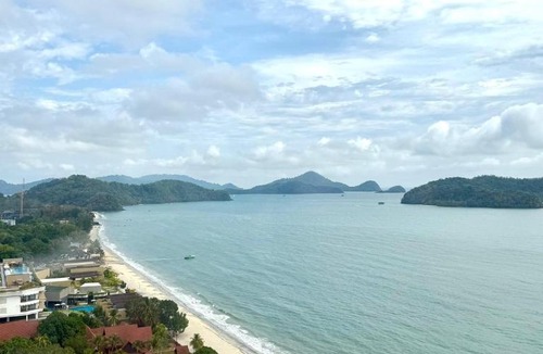 Lubok Buaya Apartment | Beachfront Seaview Suite l Cenang l Super King Bed