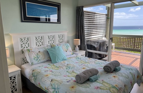 Island Beach House | Beachfront + Stunning Views + Free WIFI + Air Con + Fireplace