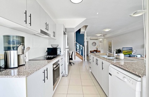 Nelly Bay Apartment | Beachside 17
