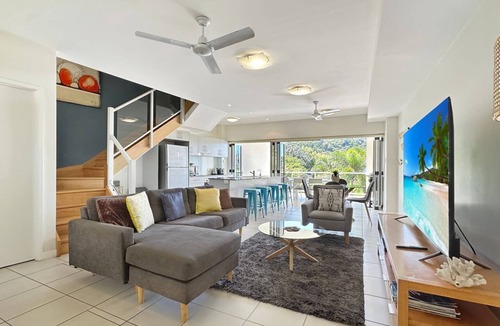 Nelly Bay Apartment | Beachside Apartment 14