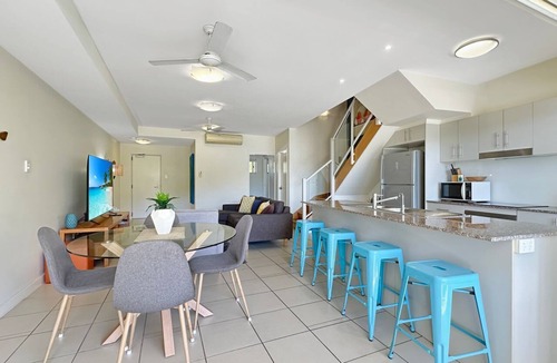 Nelly Bay Apartment | Beachside Apartment 14