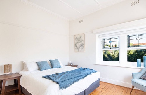 Elwood Apartment | Beachside apartment with balcony and garden