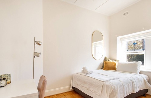 Elwood Apartment | Beachside apartment with balcony and garden