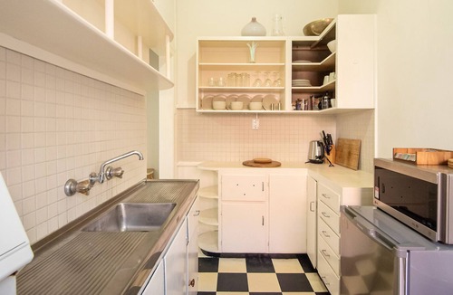 Elwood Apartment | Beachside apartment with balcony and garden