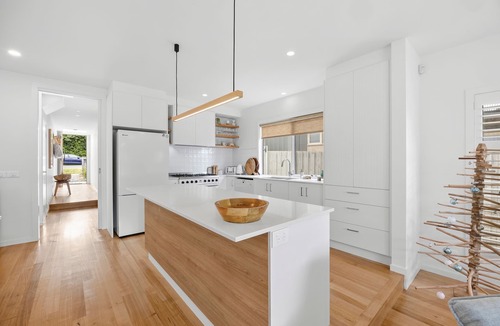 Torquay House | Beachside Bliss: 4 BR, 2.5 BA House in Torquay, Sleeps 10