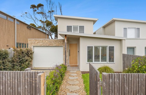 Torquay House | Beachside Bliss: 4 BR, 2.5 BA House in Torquay, Sleeps 10