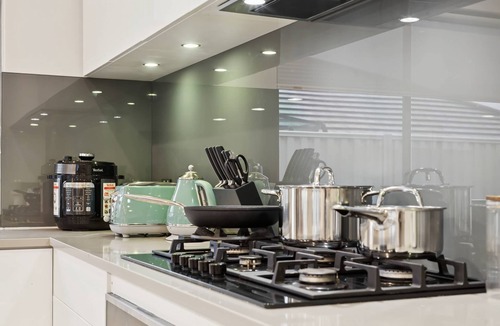 Munster House | Beachside Family Retreat | 6 Bed + Spa | Fremantle