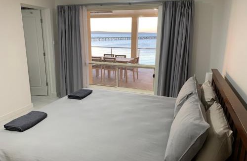 Ripon Apartment | Beachside & Jetty View 1 - Admirals Apartment