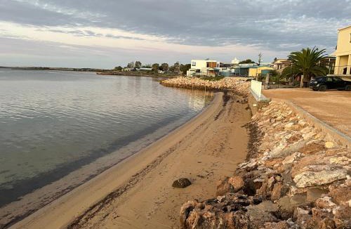 Ripon Apartment | Beachside & Jetty View 1 - Admirals Apartment