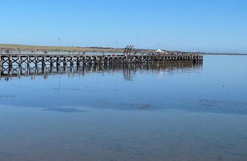 Ripon Apartment | Beachside & Jetty View 5 - Harbour Master Apartment
