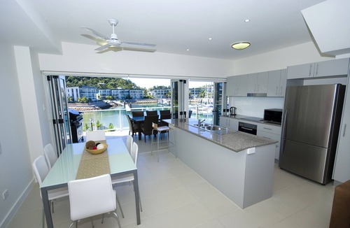 Nelly Bay Apartment | Beachside Magnetic Harbour