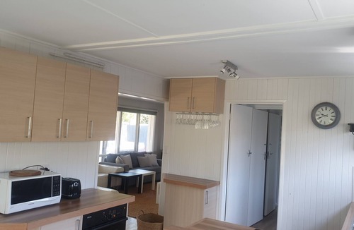 McCrae House | Beachside McCrae retreat. 5 minute walk to beach, supermarket, restaurant,cafes.