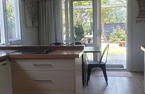 McCrae House | Beachside McCrae retreat. 5 minute walk to beach, supermarket, restaurant,cafes.