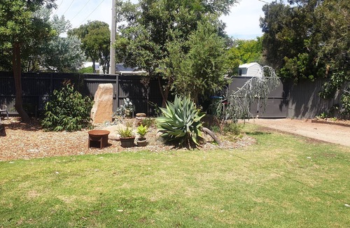 McCrae House | Beachside McCrae retreat. 5 minute walk to beach, supermarket, restaurant,cafes.